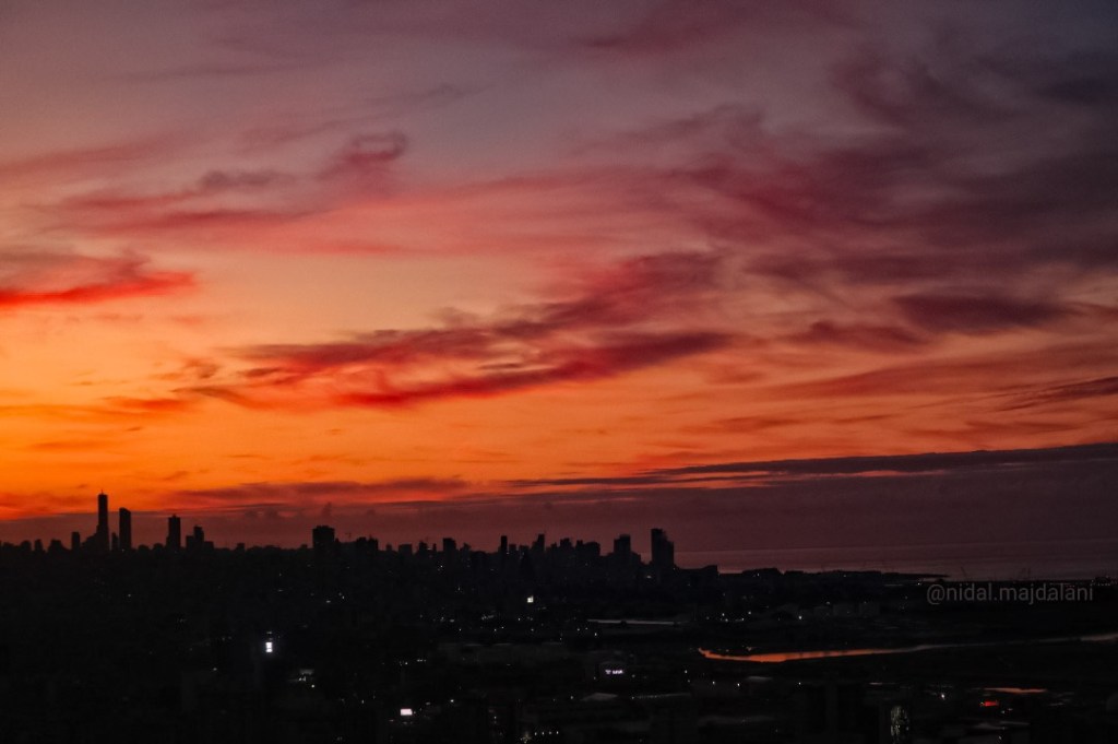 تُزيّن سماء بيروت نهارنا وليلنا بألوان قوس قزح تارة وبصرخة ثائرة طوراً – بالصور