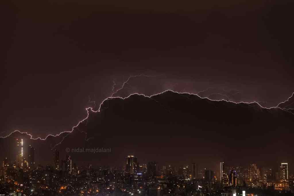 أفق بيروت المغطى بالضباب وفي عين&nbsp;العاصفة