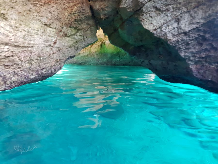 المغاور البحرية في كفرعبيدا صخور منحوتة بالزمرد&nbsp;والأزرق